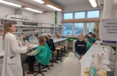 Więcej o: Klasa 3D  na zajęciach  laboratoryjnych z chemii  na SGGW